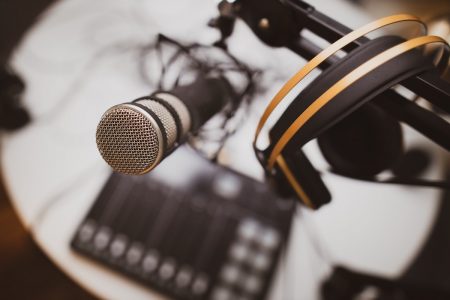 Equipamentos para gravar podcast [O Guia para você escolher]